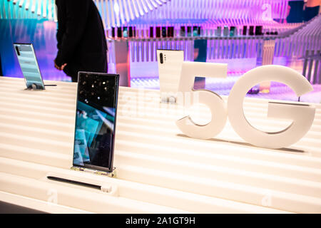 Berlin, Allemagne, nov 2019 Samsung Galaxy Note10 + 5G smartphone, Samsung showroom exposition stand au salon IFA 2019 Innovations mondiales Banque D'Images