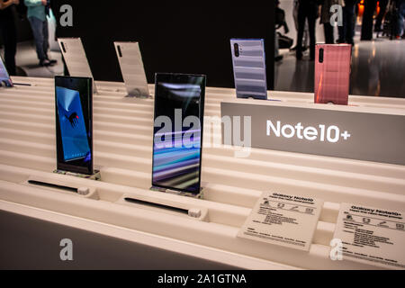 Berlin, Allemagne, nov 2019 Samsung Galaxy Note10 +, Samsung smartphone showroom exposition stand au salon IFA 2019 Innovations mondiales Banque D'Images