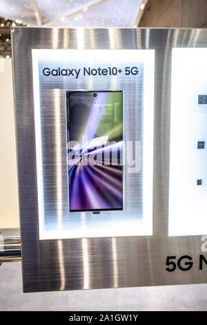 Berlin, Allemagne, nov 2019 Samsung Galaxy Note10 + 5G smartphone, Samsung showroom exposition stand au salon IFA 2019 Innovations mondiales Banque D'Images