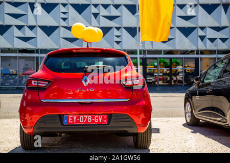 Bordeaux, France - le 2 juin 2019 : vue arrière de Renault Clio rouge exposés sur le parking d'un concessionnaire automobile Banque D'Images