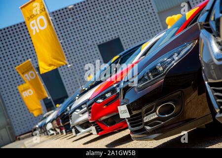 Bordeaux, France - le 2 juin 2019:alignement de voitures Renault de types divers exposés sur le parc d'exposition d'un concessionnaire automobile. Banque D'Images