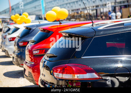 Bordeaux, France - le 2 juin 2019:alignement de voitures Renault de types divers exposés sur le parc d'exposition d'un concessionnaire automobile. Banque D'Images