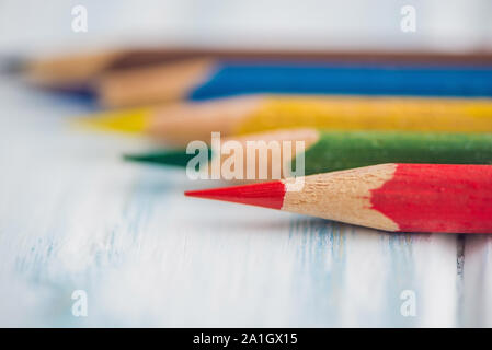 Crayons de couleur sur une planche de bois. Office concept Banque D'Images
