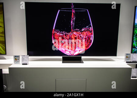 Berlin, Allemagne, nov 2019 4K QLED Samsung Smart TV HDR sur l'affichage, d'exposition, showroom Samsung Show IFA 2019 Innovations mondiales Banque D'Images