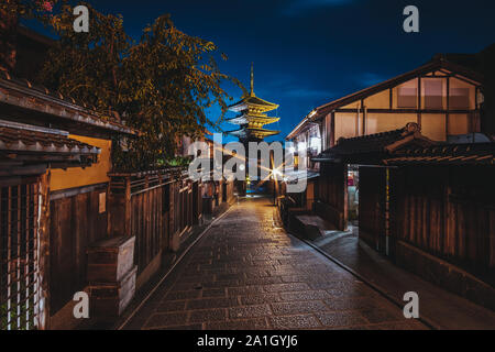 La Pagode Yasaka et Sannen Zaka Street at night, Kyoto, Japon Banque D'Images