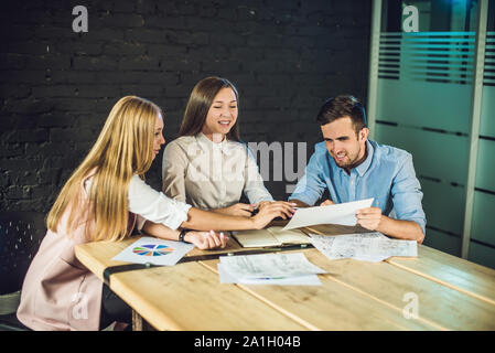 Équipe de jeunes collègues de story-board pour regarder des enregistrements vidéo en bureau coworking modernes. Processus d'équipe. ,Horizontal arrière-plan flou. Banque D'Images