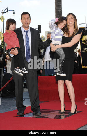 LOS ANGELES, CA. 01 février 2011 : Adam Sandler & femme & enfants sur Hollywood Boulevard où il a été honoré avec le 2,431e étoile sur le Hollywood Walk of Fame. © 2011 Paul Smith / Featureflash Banque D'Images