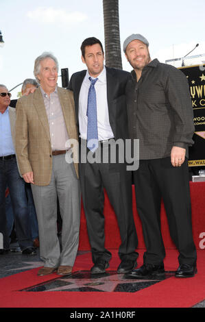 LOS ANGELES, CA. 01 février 2011 : Adam Sandler avec Henry Winkler & Kevin James (droite) sur Hollywood Boulevard où Sandler a été honoré avec le 2,431e étoile sur le Hollywood Walk of Fame. © 2011 Paul Smith / Featureflash Banque D'Images