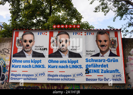 Vienne, Autriche. 26 Sep, 2019. Des affiches électorales de Norbert Hofer, chef de l'aile droite du parti autrichien de la Liberté (FPÖ) et haut du FPOe de candidats aux élections parlementaires de dimanche le 29 septembre 2019, après avoir publié un support vidéo caméra cachée où l'OeVP partenaire de coalition, l'extrême-droite, le Parti de la Liberté (FPÖ) a été pris sur une affaire de corruption et a amené le gouvernement. Credit : SOPA/Alamy Images Limited Live News Banque D'Images