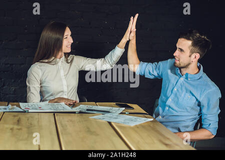 Équipe de jeunes collègues de story-board pour regarder des enregistrements vidéo en bureau coworking modernes. Processus d'équipe. ,Horizontal arrière-plan flou. Banque D'Images