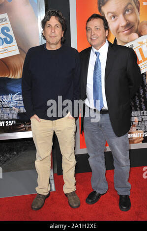 LOS ANGELES, CA. 23 février 2011 : Peter Farrelly (à gauche) & Bobby Farrelly lors de la première mondiale de 'Hall Pass' au Cinerama Dome, Hollywood. © 2011 Paul Smith / Featureflash Banque D'Images