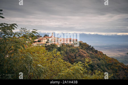 Vue sur Ville Sighnaghi et Alazani valley avec Montagnes en Géorgie Banque D'Images