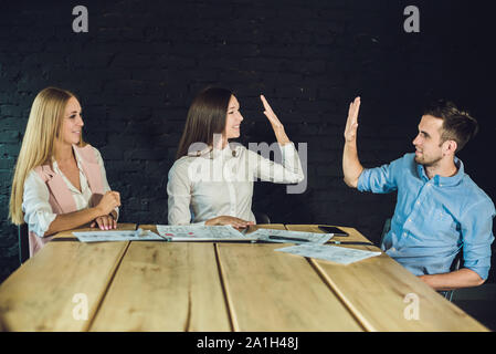 Équipe de jeunes collègues de story-board pour regarder des enregistrements vidéo en bureau coworking modernes. Processus d'équipe. ,Horizontal arrière-plan flou. Banque D'Images