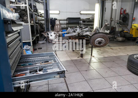 Ouvrir drawer rack avec des outils pour la réparation et l'entretien des véhicules dans un atelier de réparation automobile. L'industrie des services automobiles. Banque D'Images