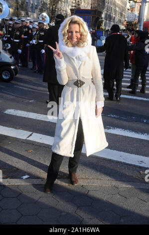 NEW YORK, NY - 28 novembre : Sandra Lee assiste à la 87e assemblée annuelle de Macy's Thanksgiving Day Parade le 28 novembre 2013 à New York City People : Sandra Lee Banque D'Images