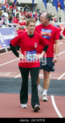 Londres, Royaume-Uni. 06Th avr, 2012.  SMG UK3  GFL Princesse Béatrice run  18 033112.JPG LONDRES, ANGLETERRE - 31 mars : La Princesse Béatrice d'York prend part à la loterie nationale du Parc Olympique 5 mile run. 5 000 personnes, y compris les membres du public, des célébrités et des athlètes ont pris part à la course. Ils ont commencé à l'Orbit tour dans le Parc Olympique et adopté bon nombre des sites des Jeux avant de finir dans le stade olympique de 2012 le 31 mars 2012 à Londres, en Angleterre. ( Credit : tempêtes Media Group/Alamy Live News Banque D'Images