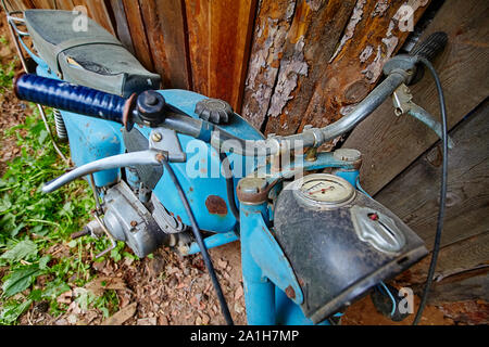 Un vieux stand moto abandonnée près d'une clôture dans le village. Banque D'Images