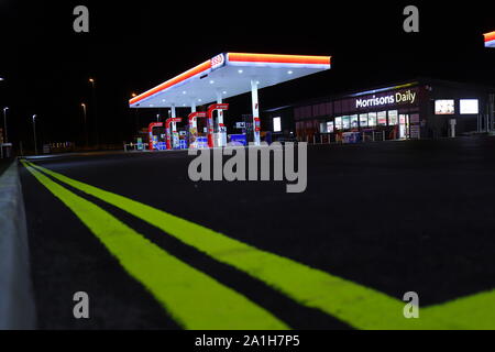 La nouvelle ESSO et Morrisons Daily c'est ouvert à la Temple Green à Leeds. Banque D'Images