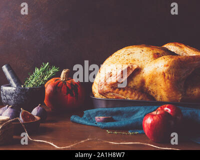 Pour table de fête de Thanksgiving avec ensemble de dinde rôtie avec Apple, la citrouille, les figues et les herbes dans un mortier. Banque D'Images