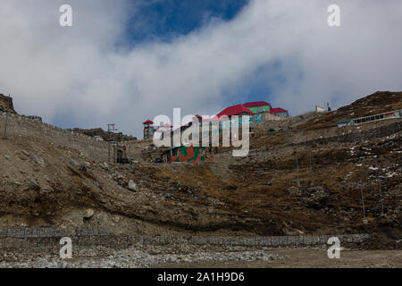 Vue de la frontière de l'Inde et de la Chine lors de Nathu La passer dans l'état du Sikkim en Inde Banque D'Images