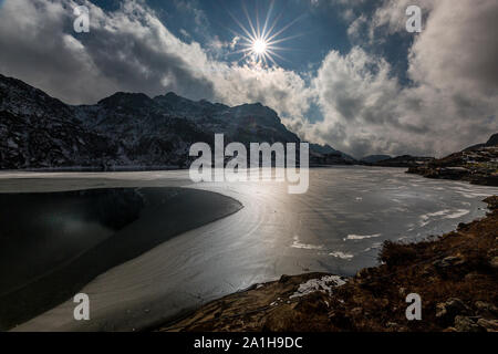 Vue sur le lac Changu congelé sur le chemin de Nathu La passer dans l'état du Sikkim en Inde Banque D'Images