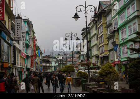 Vue de la MG Road market dans la ville de Gangtok dans l'état du Sikkim en Inde Banque D'Images