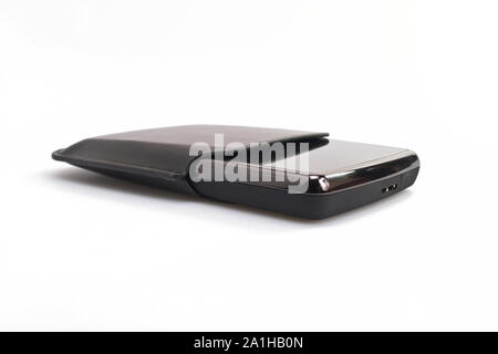 Disque dur portable noir avec étui en cuir souple sur fond blanc Banque D'Images