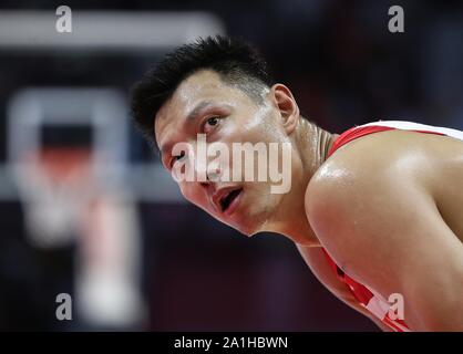 Beijing, la province chinoise du Guangdong. Sep 6, 2019. Yi Jianlian de Chine cherche sur pendant le match de groupe M entre la Chine et la Corée du Sud lors de la Coupe du Monde de la FIBA 2019 à Guangzhou, province du Guangdong en Chine du sud, le 6 septembre 2019. Source : Xinhua/Yulong Pan/Alamy Live News Banque D'Images