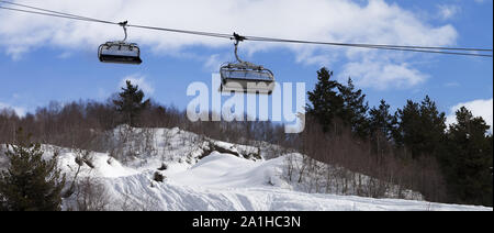 Télésiège et la neige en hors-piste en pente de ski. Montagnes du Caucase à l'hiver. Tetnuldi Svaneti, région de la Géorgie. Vue panoramique. Banque D'Images