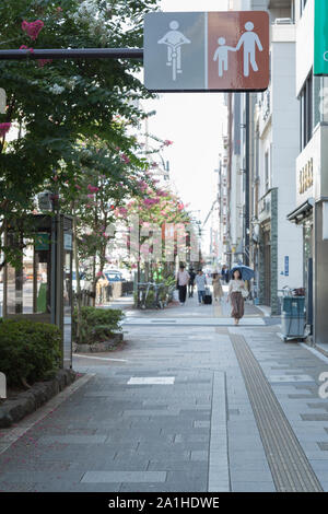 Asakusa, Tokyo, Japon. Au Japon, les trottoirs sont des actions à la fois des piétons et des cyclistes et les voies désignées pour chacun d'eux, avec un signe. Banque D'Images