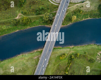 Paysage d'une route asphaltée avec des voitures. Vue de dessus sur le pont et la rivière bleue. La photographie d'été avec vue à vol d'oiseau. Banque D'Images