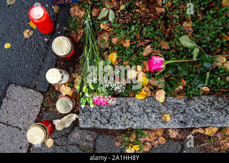 27 septembre 2019, Basse-Saxe, Göttingen : Bougies et roses se lever et se coucher près de la scène de crime dans le district de Göttingen Grone. Une femme a été tué le 26.09.2019 à Göttingen dans une rue par un homme. Photo : Swen Pförtner/dpa Banque D'Images