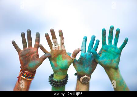 Mains de clowns à l'Indian Festival des couleurs Holi Banque D'Images