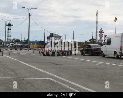 Tschongar, Ukraine. 24 juillet, 2019. Véhicules passent la frontière, Tschongar dans la direction de la péninsule de la Mer Noire en Crimée. Des sanctions et des prix élevés, mais aussi les grands projets et l'espoir : cinq ans après l'annexion de la Crimée, la Russie s'étend son pouvoir sur la péninsule de la mer Noire. (Dpa-story : 'russe' la vie en Crimée) Credit : Ulf Mauder/dpa/Alamy Live News Banque D'Images