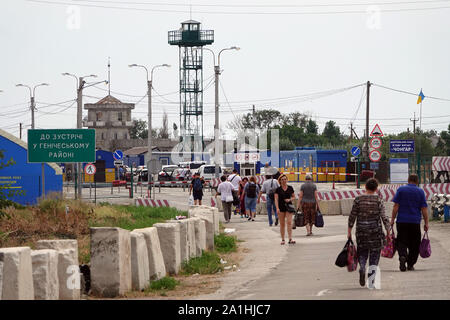 Tschongar, Ukraine. 24 juillet, 2019. Piétons et véhicules passent la frontière, Tschongar dans la direction de la péninsule de la Mer Noire en Crimée. Des sanctions et des prix élevés, mais aussi les grands projets et l'espoir : cinq ans après l'annexion de la Crimée, la Russie s'étend son pouvoir sur la péninsule de la mer Noire. (Dpa-story : 'russe' la vie en Crimée) Credit : Ulf Mauder/dpa/Alamy Live News Banque D'Images