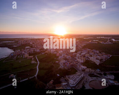 Belle vue aérienne au coucher du soleil de la côte de Portopalo, une ville dans le sud de la Sicile. La photo est prise au cours d'une belle journée ensoleillée Banque D'Images