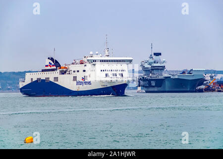 Bretagne Ferries ferry et voiture Etretat quitter port de Portsmouth Hampshire England UK Banque D'Images