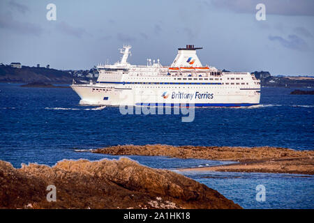 Brittany Ferries car ferry et Britannia arriver au port de Saint-Malo Bretagne France Banque D'Images