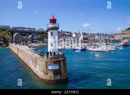 Pier à l'entrée du port de Le Palais sur l'île de Belle-Île-en-Mer Bretagne France avec phare et des bateaux de plaisance Banque D'Images