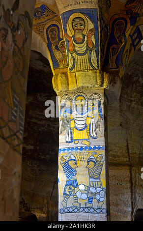 Fresques au nord-ouest de colonne dans l'intérieur de l'église rupestres orthodoxe Abouna Gebre Mikael, ci-dessus : l'Éthiopien saint Tekle Haymanot vertige Banque D'Images