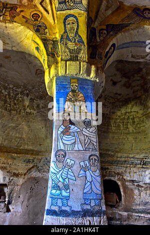 Fresques au centre-nord de colonne de l'église rupestres orthodoxe Abouna Gebre Mikael près de Koraro représentant de haut en bas : Abouna Kefletsion, une dame Banque D'Images