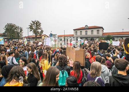 Bergame - vendredi pour l'avenir ; les étudiants dans la rue pour lutter contre le changement climatique (Foto © Sergio Agazzi/Fotogramma, Bergamo - 2019-09-27) p.s. la foto e' utilizzabile nel rispetto del contesto dans cui e' stata scattata, e senza intento del diffamatorio decoro delle persone rappresentate Banque D'Images