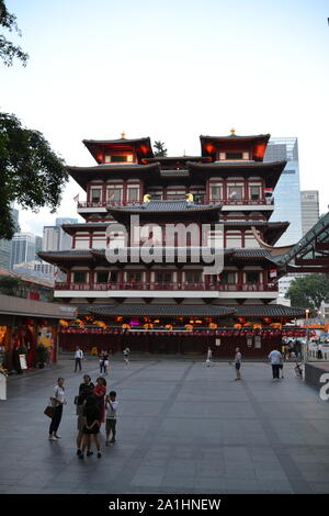 L'avant de Buddha Tooth Relic Temple. Le complexe est à la fois un temple et musée et est situé dans la région de Chinatown, à Singapour. Banque D'Images