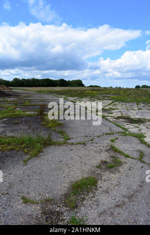 Vue de l'ancienne base aérienne de la RAF à piste Holmsley, un grand aérodrome WW2 opérationnel à partir de 1942 à 1946. Banque D'Images