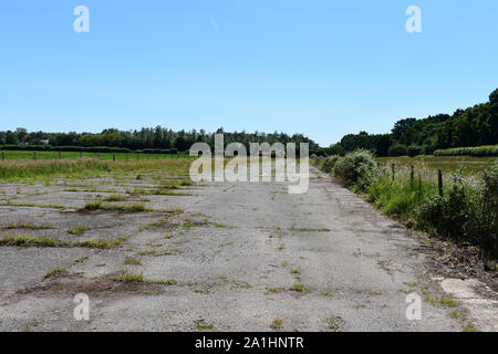 Vue de l'ancienne base aérienne de la RAF à piste Holmsley, un grand aérodrome WW2 opérationnel à partir de 1942 à 1946. Banque D'Images