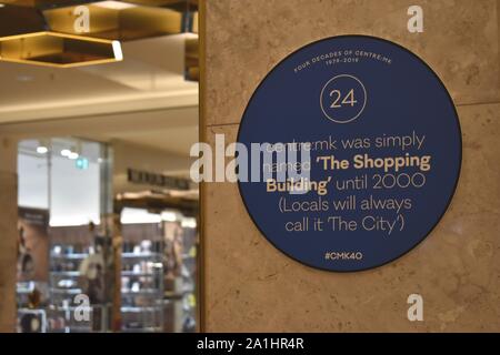 Pour célébrer leur 40e anniversaire, centre:mk (Milton Keynes' premier et plus grand centre commercial) ont créé un sentier blue plaque de 40 faits fabuleux. Banque D'Images