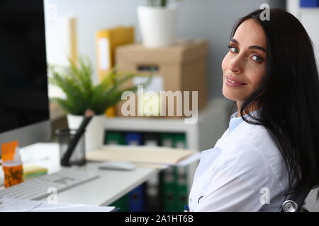 Indian female portrait médecin hôpital aganist Banque D'Images
