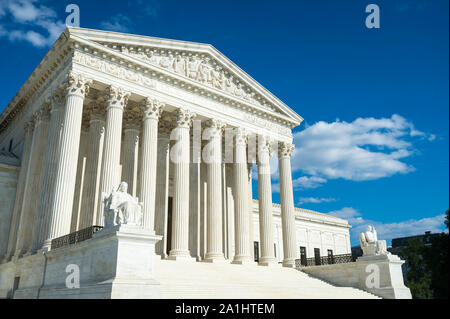 Cour suprême des États-Unis d'entrée du bâtiment avec une vue panoramique de colonnes et marches en cas de forte soleil de l'été à Washington DC, USA Banque D'Images