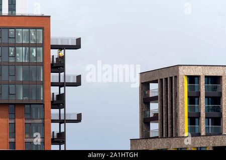 Les jardins de l'ambassade touche finale à un nouveau bloc d'appartements modernes dans neuf Elms, dans le sud de Londres. 30 juillet 2019 Banque D'Images