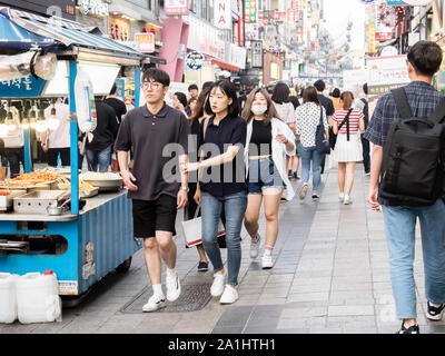 Suwon, Corée du Sud - 15 juin 2017 : jeunes coréens couple en train de marcher le long de la rue principale à Suwon. Banque D'Images